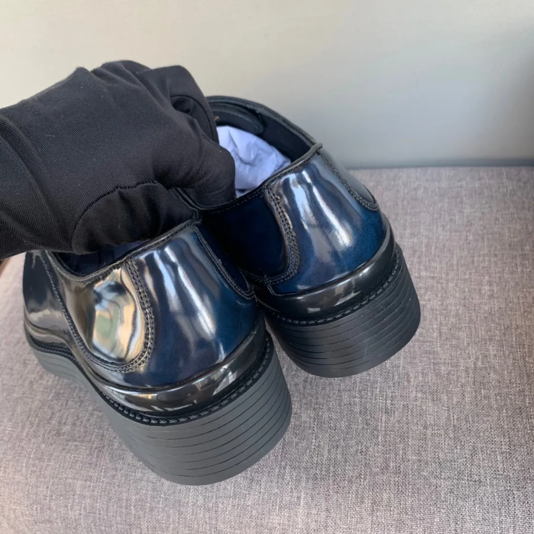 Men's shoes 💰860 💰Best recommendation✨PRADA Prada's top purchasing quality Imported color-brushed edge beads on the uppers Carved toe design Cowhide lining Private molded TPU outsole Non-slip, wear-resistant and elastic Fashionable and versatile Blue 39-44 in stock (38, 45 customized for replacement, return and exchange)